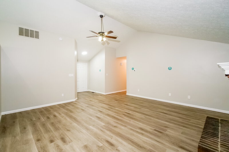 1,760/Mo, 5865 Petersen Ct Indianapolis, IN 46254 Living Room View 3
