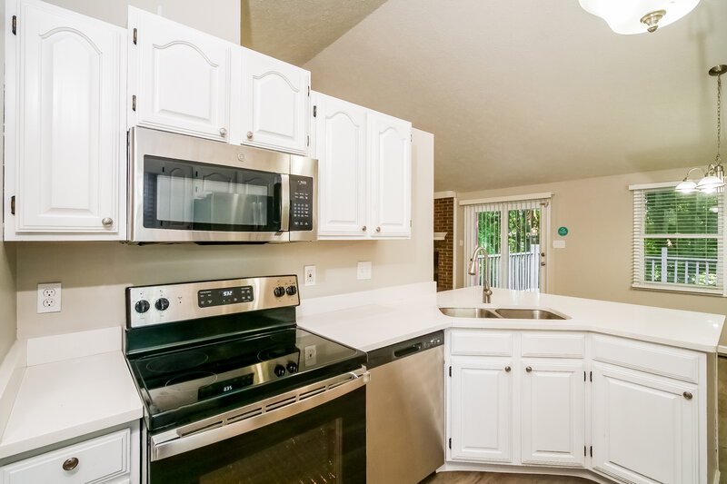 1,760/Mo, 5865 Petersen Ct Indianapolis, IN 46254 Kitchen View 2