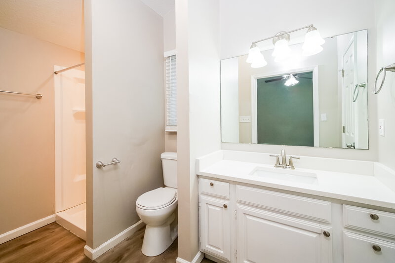 1,760/Mo, 5865 Petersen Ct Indianapolis, IN 46254 Main Bathroom View