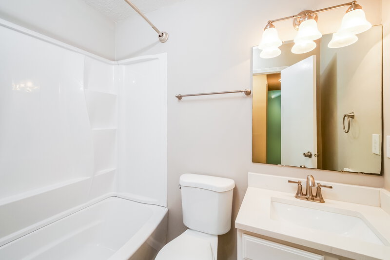 1,760/Mo, 5865 Petersen Ct Indianapolis, IN 46254 Bathroom View