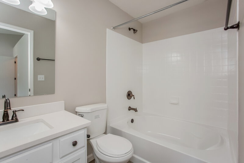 2,090/Mo, 16901 Peach Ln Noblesville, IN 46062 Main Bathroom View
