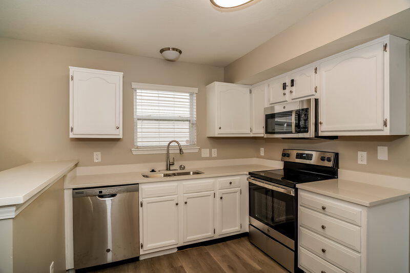 1,960/Mo, 605 Sun Ridge Blvd Avon, IN 46123 Kitchen View 2