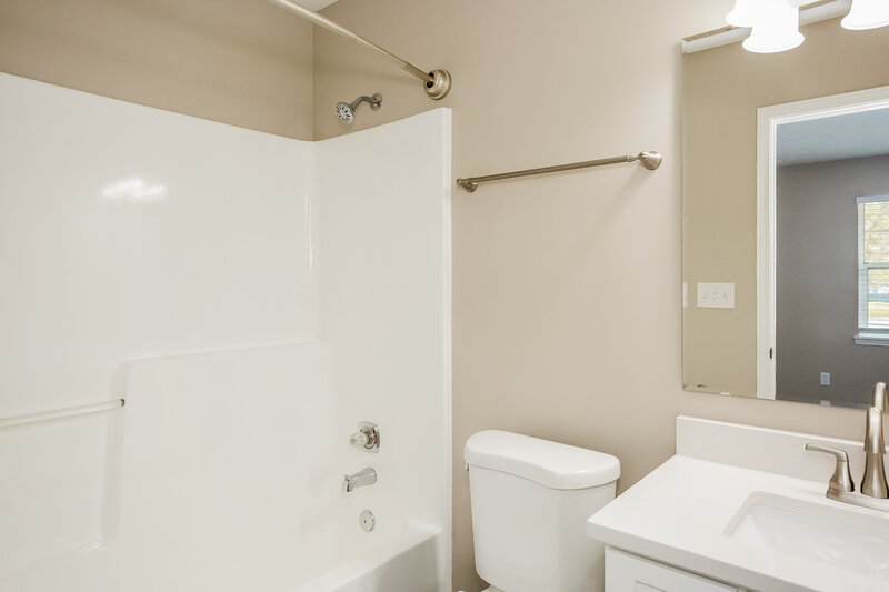 1,720/Mo, 6204 Glenshire Ln Indianapolis, IN 46237 Main Bathroom View