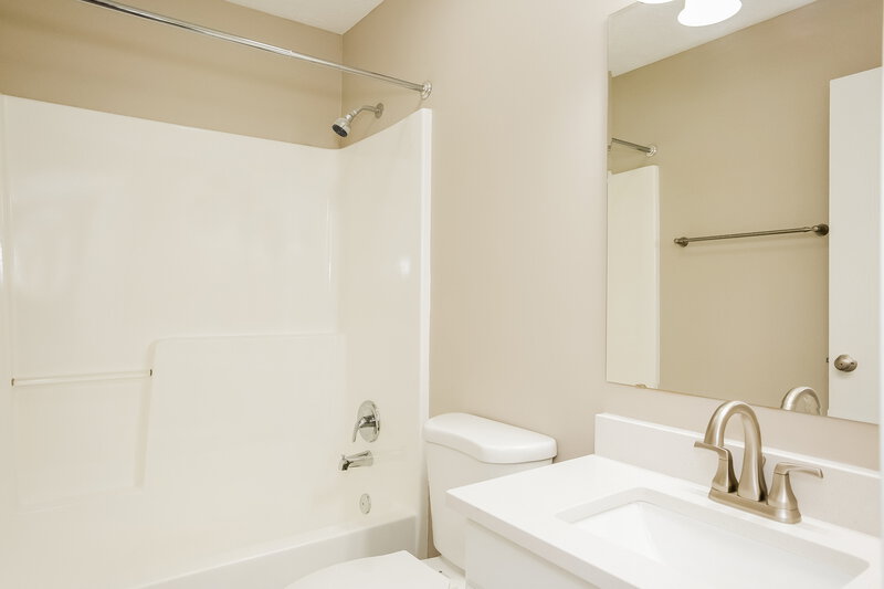 1,720/Mo, 6204 Glenshire Ln Indianapolis, IN 46237 Bathroom View