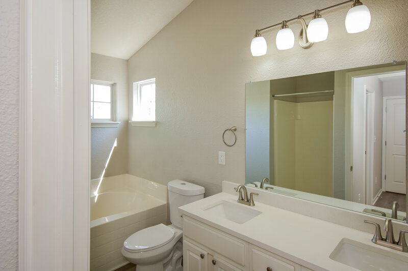 2,105/Mo, 10823 Roundtree Rd Fishers, IN 46037 Main Bathroom View