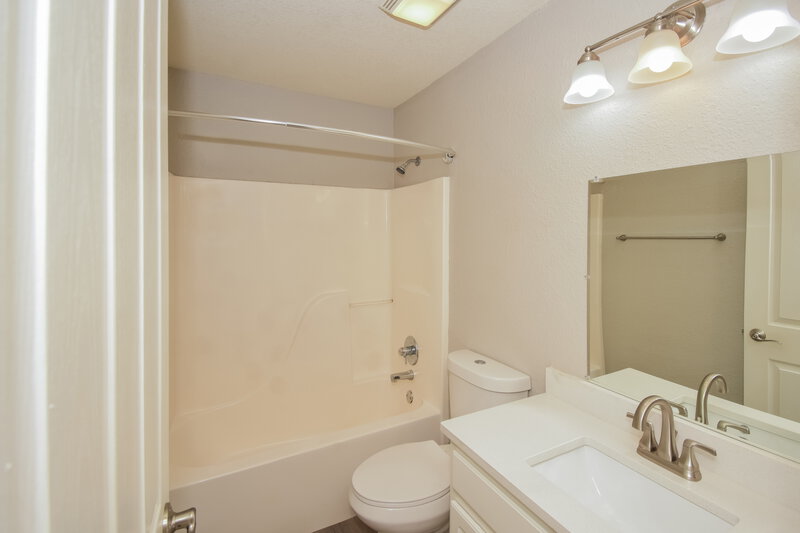 2,105/Mo, 10823 Roundtree Rd Fishers, IN 46037 Bathroom View