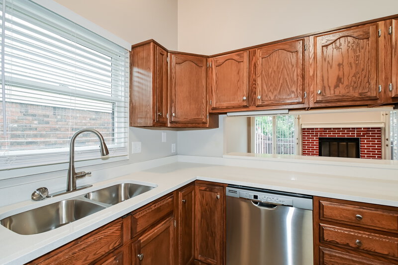 1,840/Mo, 1068 W Southport Rd Indianapolis, IN 46217 Kitchen View 2