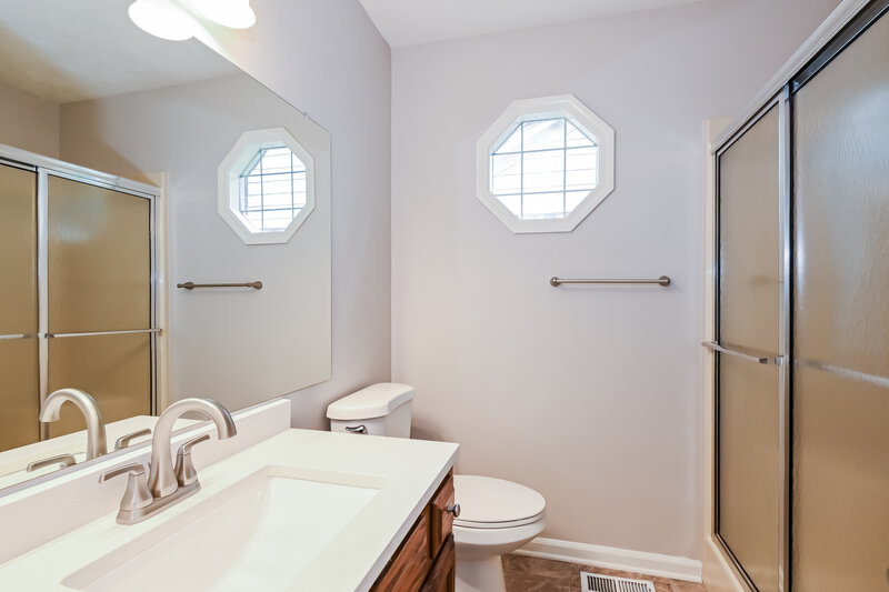 1,840/Mo, 1068 W Southport Rd Indianapolis, IN 46217 Main Bathroom View
