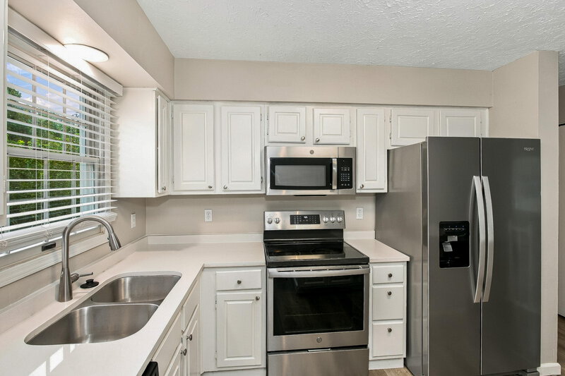 2,175/Mo, 532 Hunters Trail Greenwood, IN 46142 Kitchen View 2
