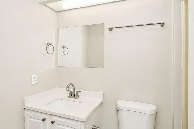2,175/Mo, 532 Hunters Trail Greenwood, IN 46142 Primary Bathroom View