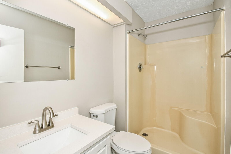2,175/Mo, 532 Hunters Trail Greenwood, IN 46142 Bathroom View