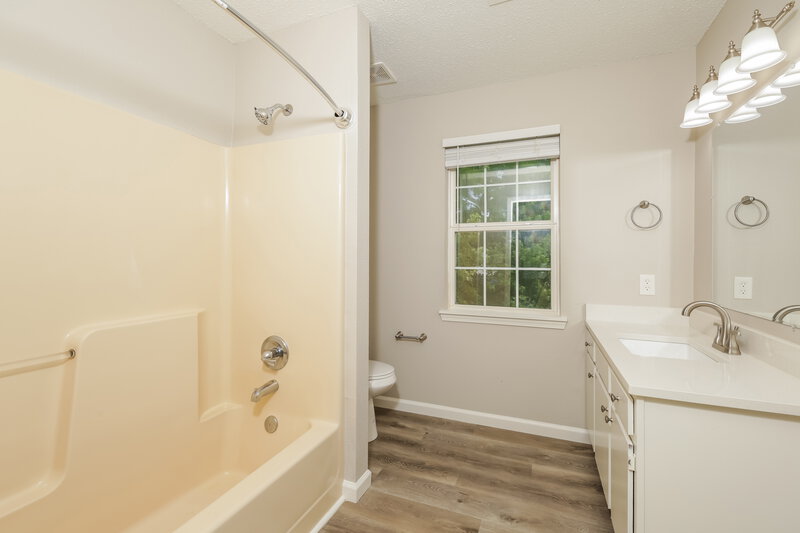2,710/Mo, 649 Meadows Edge Ln Indianapolis, IN 46217 Main Bathroom View