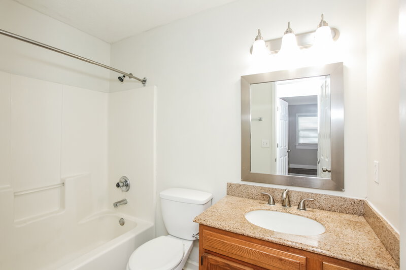 2,235/Mo, 5015 Sylvan Rd Indianapolis, IN 46228 Main Bathroom View