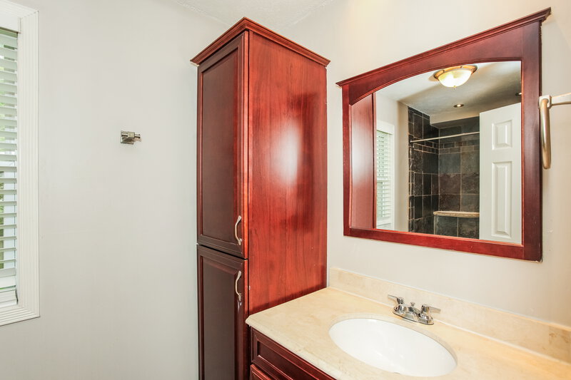 2,235/Mo, 5015 Sylvan Rd Indianapolis, IN 46228 Bathroom View