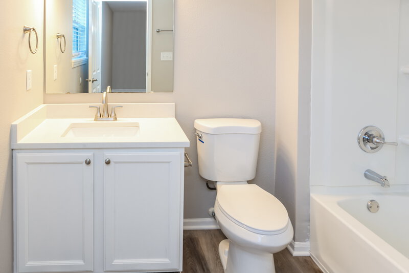 1,950/Mo, 5845 Poole Place Noblesville, IN 46060 Main Bathroom View