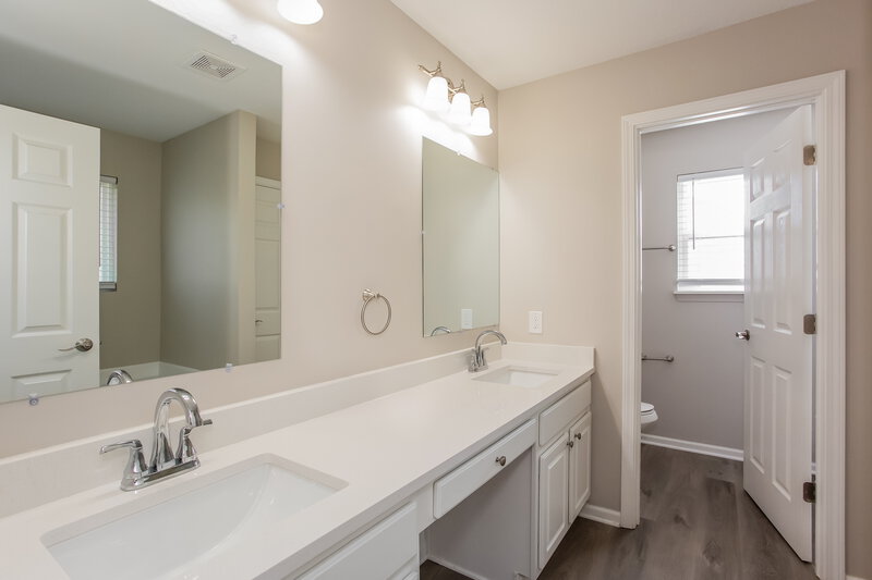 2,595/Mo, 7018 Oldham Drive Indianapolis, IN 46221 Main Bathroom View