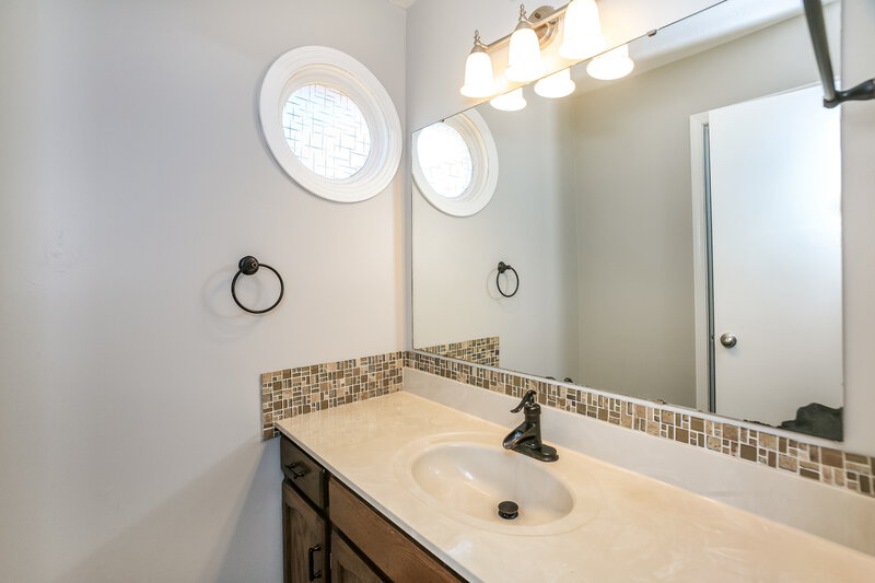 1,970/Mo, 5715 Quail Rd Indianapolis, IN 46278 Bathroom View