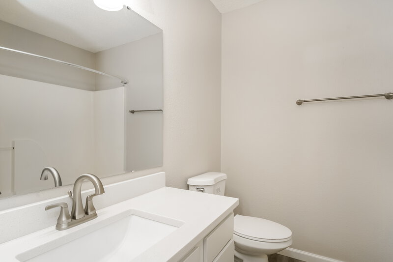 1,560/Mo, 6471 Amick Way Indianapolis, IN 46268 Main Bathroom View