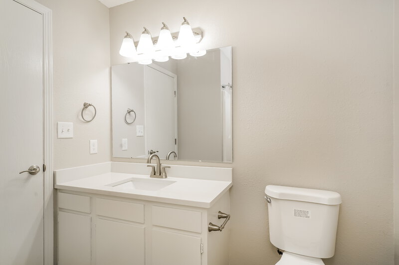 1,560/Mo, 6471 Amick Way Indianapolis, IN 46268 Bathroom View 2