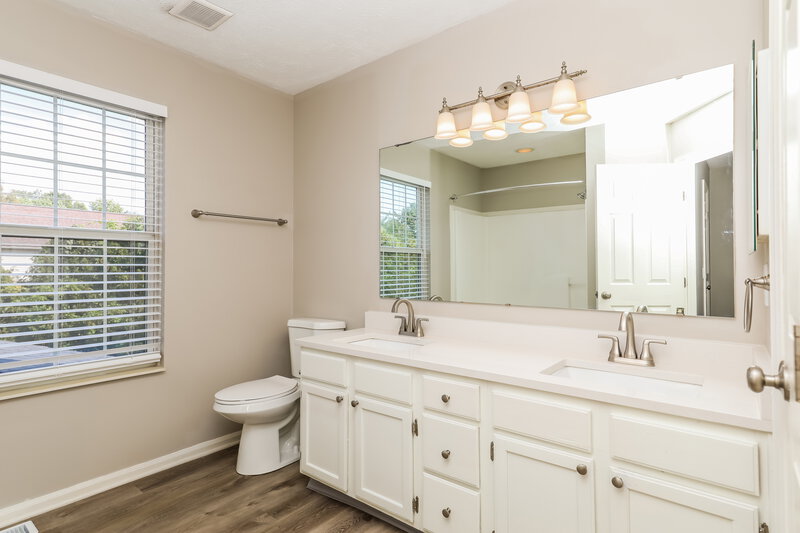 2,350/Mo, 1861 Ambassador Ct Indianapolis, IN 46214 Main Bathroom View