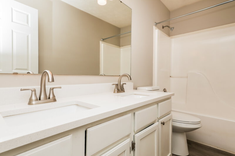 2,350/Mo, 1861 Ambassador Ct Indianapolis, IN 46214 Bathroom View