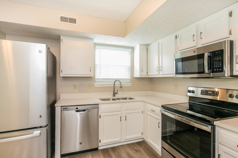 1,825/Mo, 1417 Green Spring Way Greenwood, IN 46143 Kitchen View