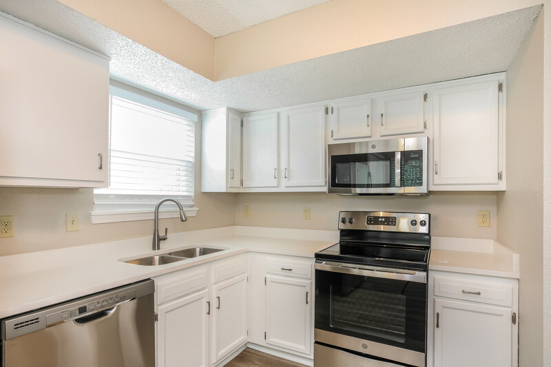 1,825/Mo, 1417 Green Spring Way Greenwood, IN 46143 Kitchen View 2