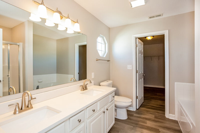 3,180/Mo, 4905 Fields Blvd Indianapolis, IN 46239 Main Bathroom View