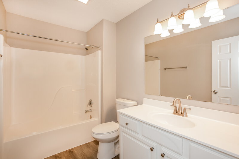 3,180/Mo, 4905 Fields Blvd Indianapolis, IN 46239 Bathroom View
