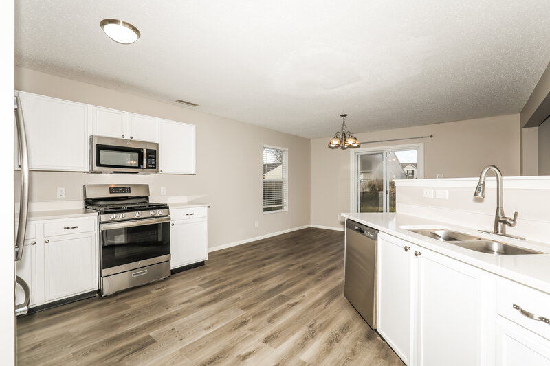 1,935/Mo, 8117 Retreat Ln Indianapolis, IN 46259 Kitchen View 2