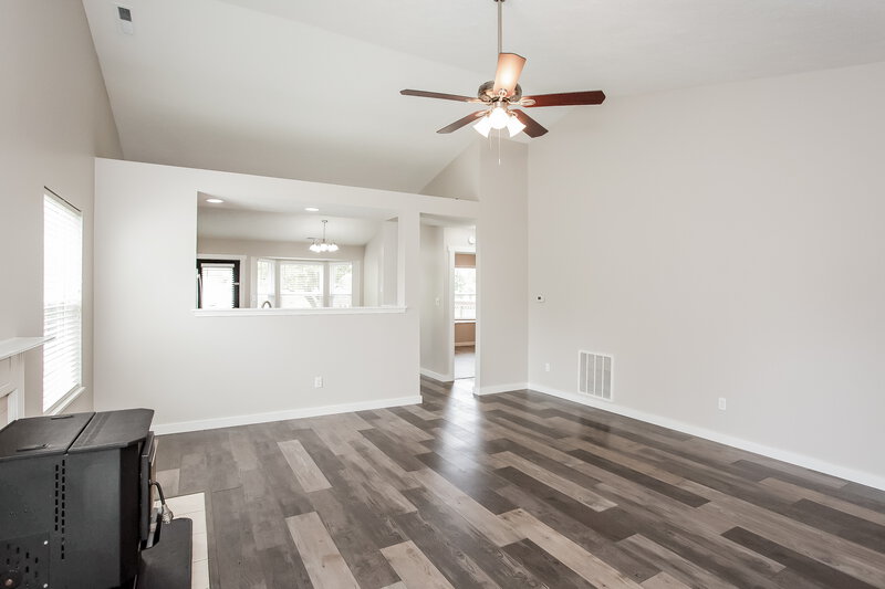 2,140/Mo, 5620 Willowridge Ct Indianapolis, IN 46221 Living Room View 2