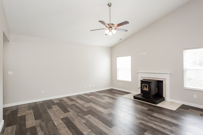 2,140/Mo, 5620 Willowridge Ct Indianapolis, IN 46221 Living Room View 3