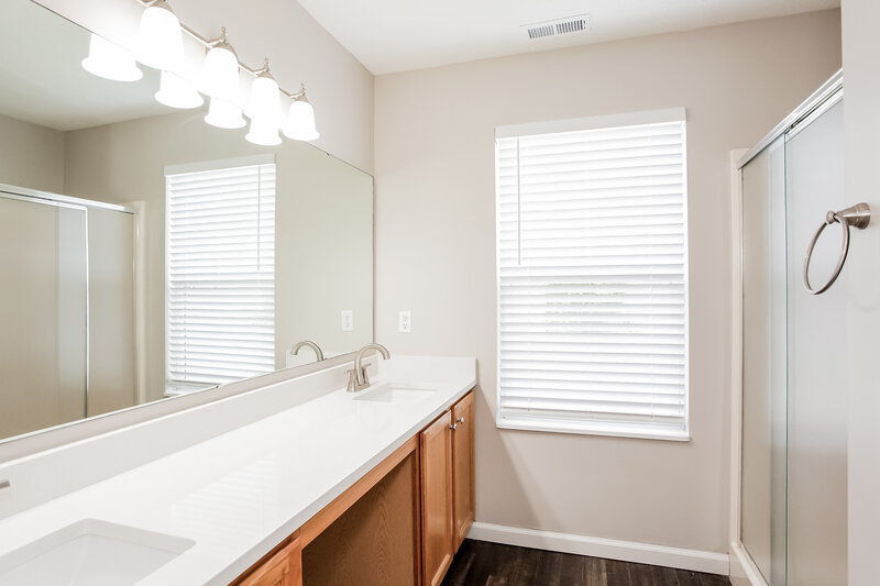 2,140/Mo, 5620 Willowridge Ct Indianapolis, IN 46221 Primary Bathroom View