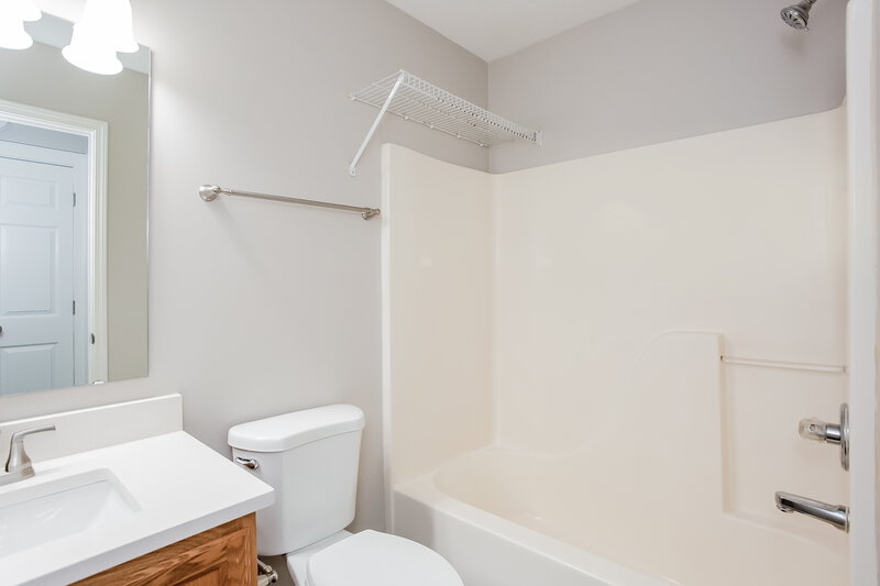 2,140/Mo, 5620 Willowridge Ct Indianapolis, IN 46221 Bathroom View