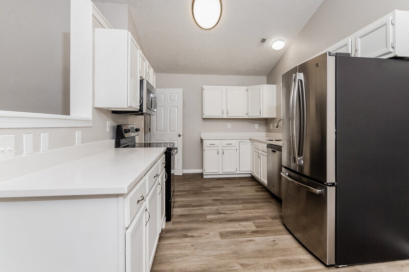 1,840/Mo, 8043 Southern Trails Pl Indianapolis, IN 46237 Kitchen View