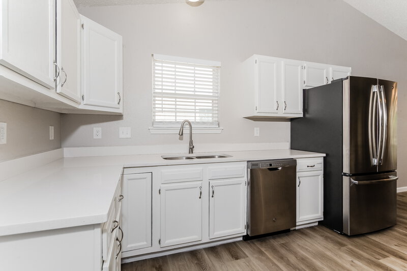 1,840/Mo, 8043 Southern Trails Pl Indianapolis, IN 46237 Kitchen View 2