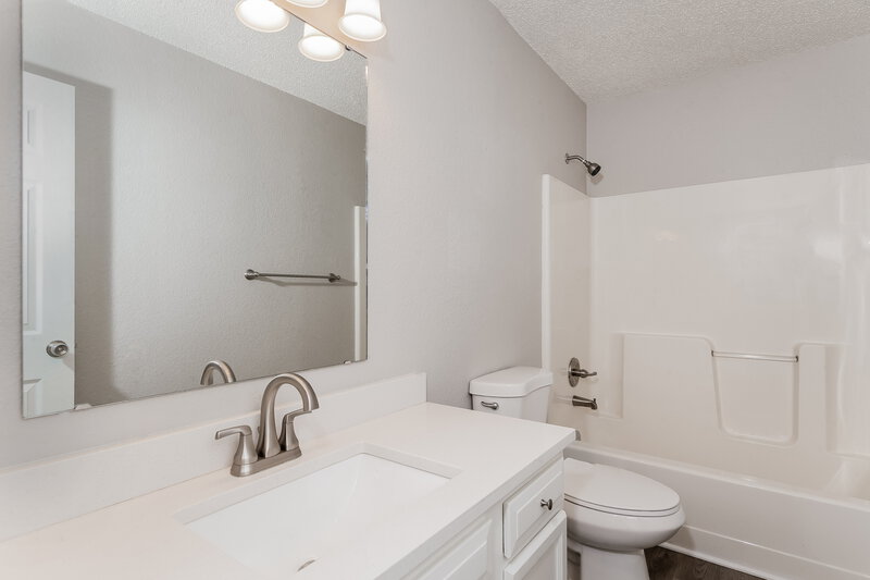 1,840/Mo, 8043 Southern Trails Pl Indianapolis, IN 46237 Main Bathroom View