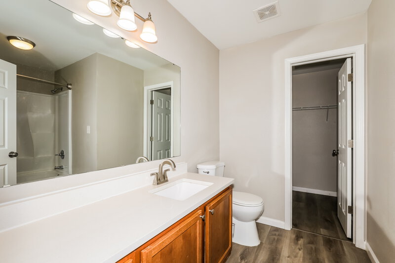 2,165/Mo, 302 Brookview Dr Brownsburg, IN 46112 Main Bathroom View