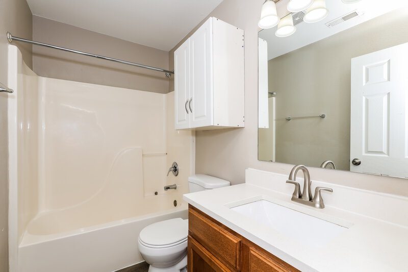 2,165/Mo, 302 Brookview Dr Brownsburg, IN 46112 Bathroom View