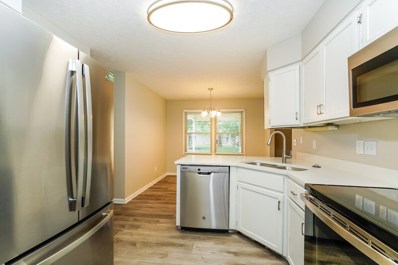 2,010/Mo, 3124 Eastpointe Dr Franklin, IN 46131 Kitchen View
