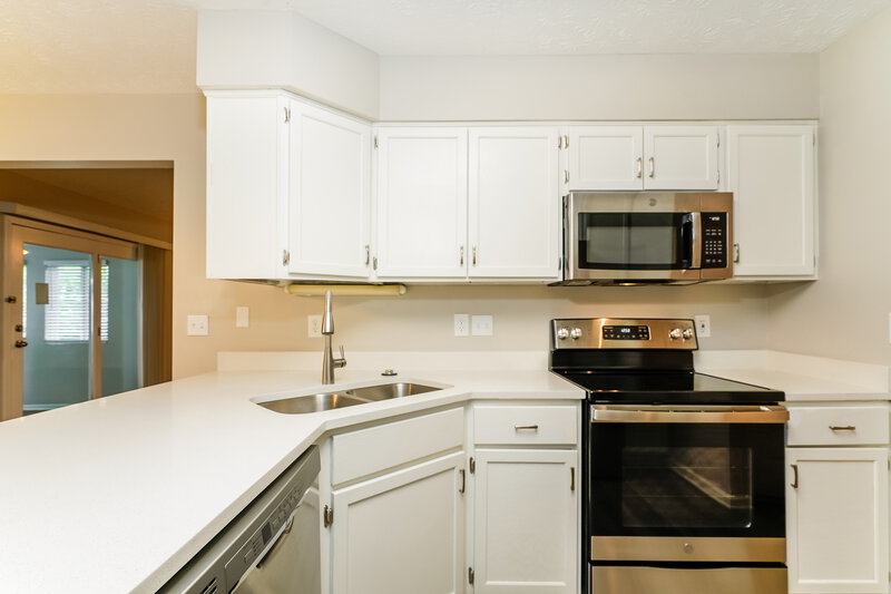 2,010/Mo, 3124 Eastpointe Dr Franklin, IN 46131 Kitchen View 2
