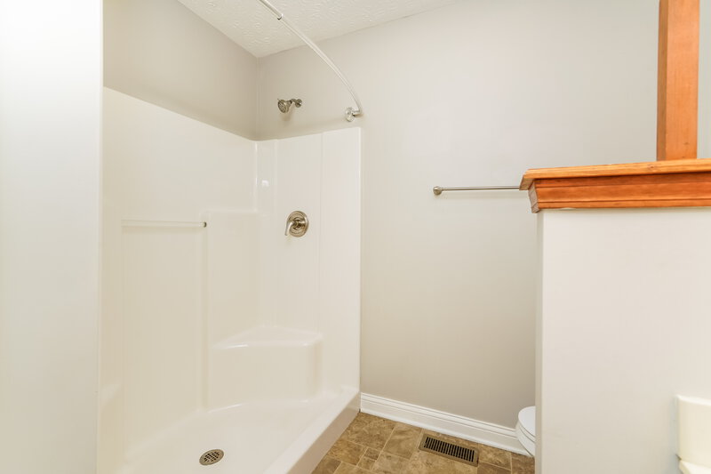 2,010/Mo, 3124 Eastpointe Dr Franklin, IN 46131 Main Bathroom View