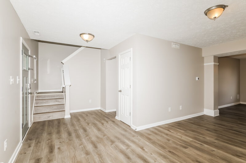 2,100/Mo, 476 Southern Pines Dr Whiteland, IN 46184 Foyer View