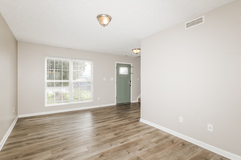 2,100/Mo, 476 Southern Pines Dr Whiteland, IN 46184 Living Room View