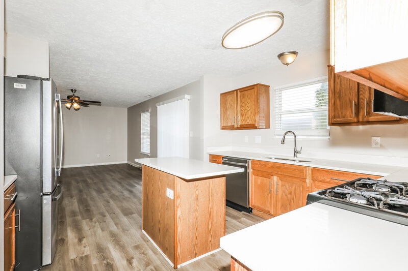2,100/Mo, 476 Southern Pines Dr Whiteland, IN 46184 Kitchen View
