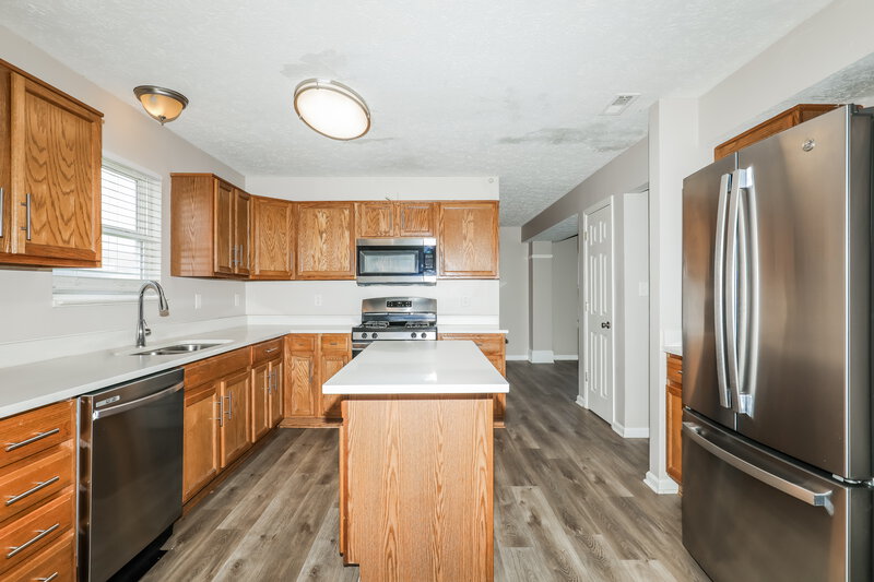 2,100/Mo, 476 Southern Pines Dr Whiteland, IN 46184 Kitchen View 2