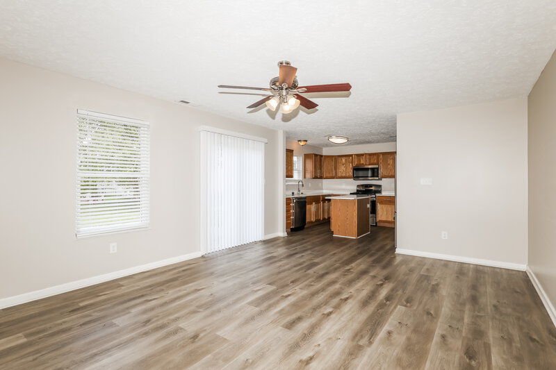 2,100/Mo, 476 Southern Pines Dr Whiteland, IN 46184 Family Room View 2