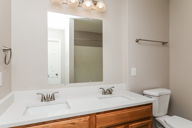 2,100/Mo, 476 Southern Pines Dr Whiteland, IN 46184 Main Bathroom View
