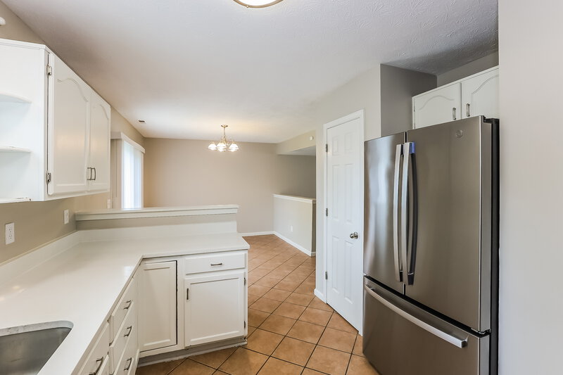 2,045/Mo, 12030 Bearsdale Dr Indianapolis, IN 46235 Kitchen View 2