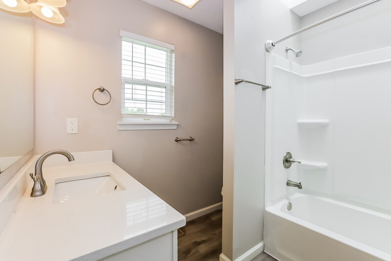 2,045/Mo, 12030 Bearsdale Dr Indianapolis, IN 46235 Main Bathroom View